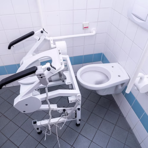 Weiße R2dfx WC-Aufstehhilfe die über das WC geschoben wird.